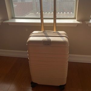 Beis Luggage 21” in beige